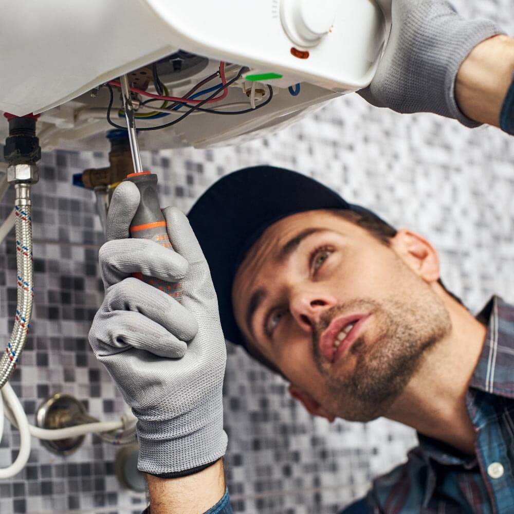 Ein Techniker repariert einen Boiler