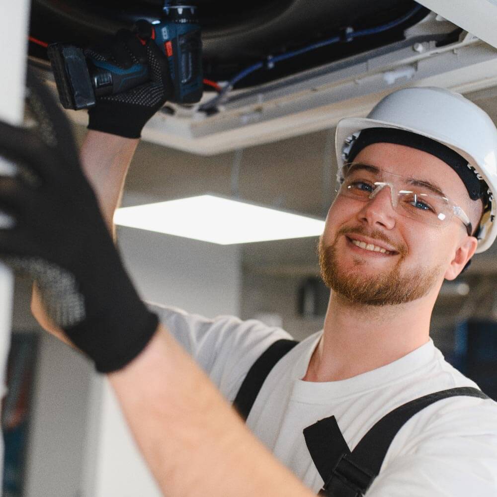 Techniker montiert eine Klimaanlage